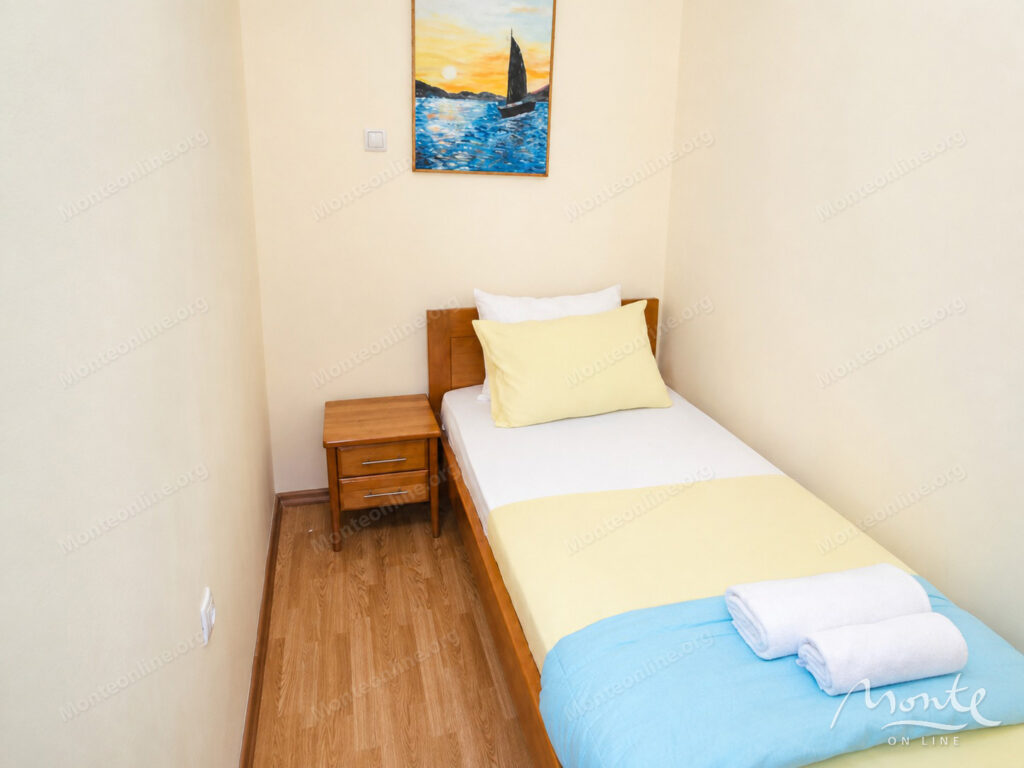 trehetazhnaya villa s bassejnom i vidom na more v dobra voda bar 14
