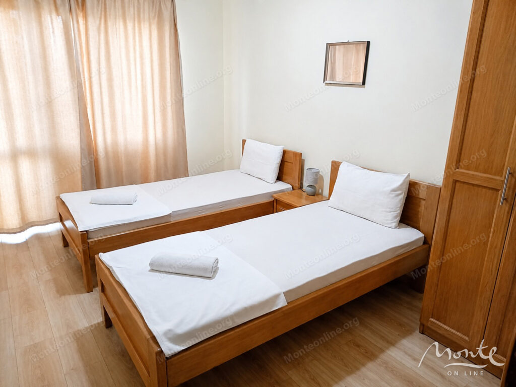 trehetazhnaya villa s bassejnom i vidom na more v dobra voda bar 17