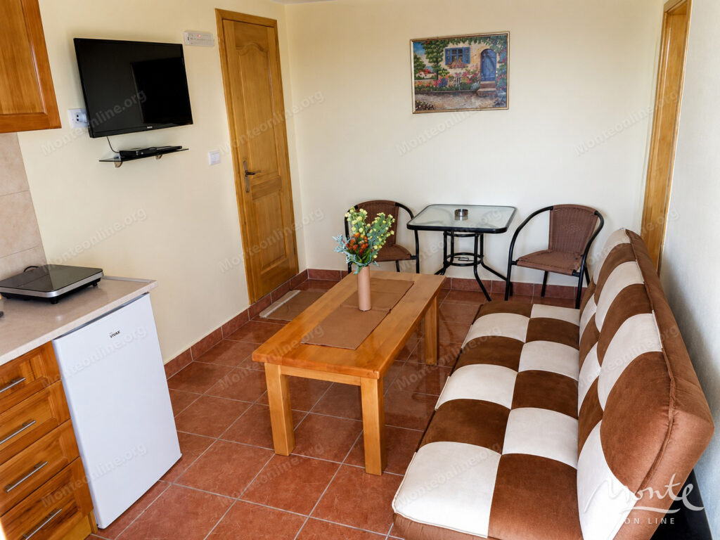 trehetazhnaya villa s bassejnom i vidom na more v dobra voda bar 18