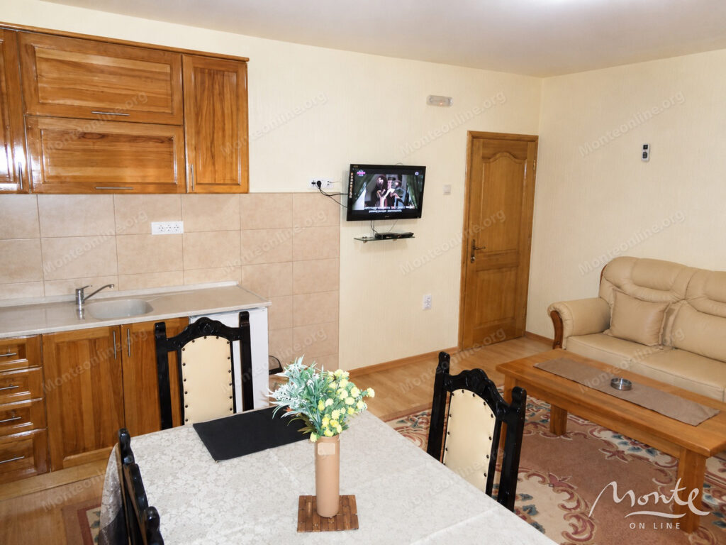 trehetazhnaya villa s bassejnom i vidom na more v dobra voda bar 21