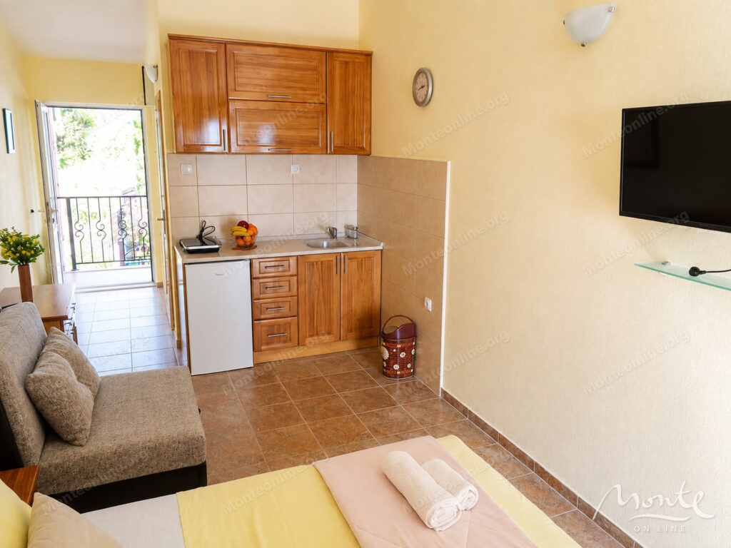 trehetazhnaya villa s bassejnom i vidom na more v dobra voda bar 22