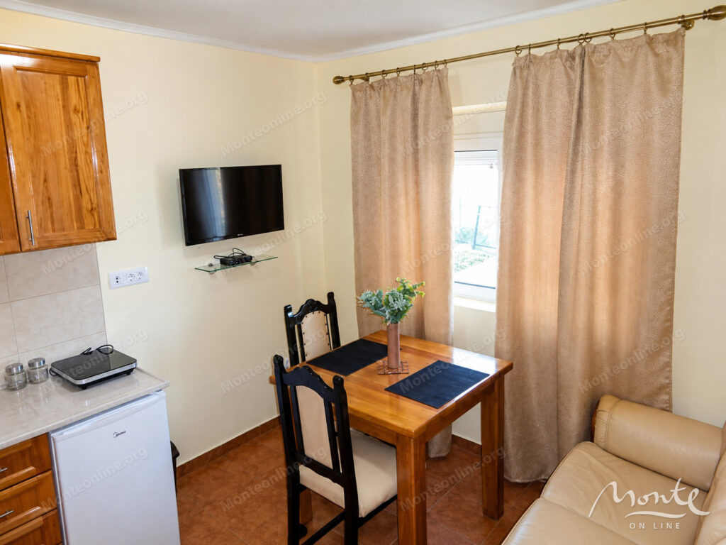 trehetazhnaya villa s bassejnom i vidom na more v dobra voda bar 23