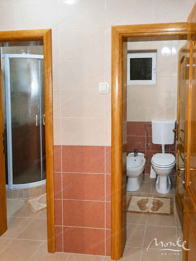 trehetazhnaya villa s bassejnom i vidom na more v dobra voda bar 25