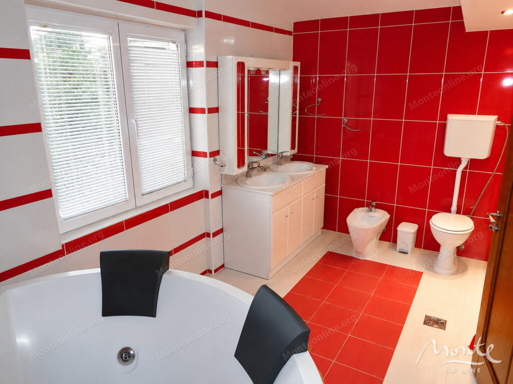 trehetazhnaya villa s bassejnom i vidom na more v dobra voda bar 26