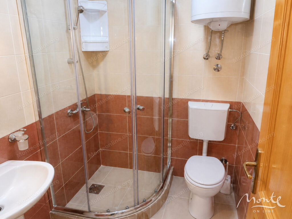 trehetazhnaya villa s bassejnom i vidom na more v dobra voda bar 27
