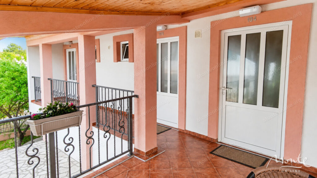 trehetazhnaya villa s bassejnom i vidom na more v dobra voda bar 28