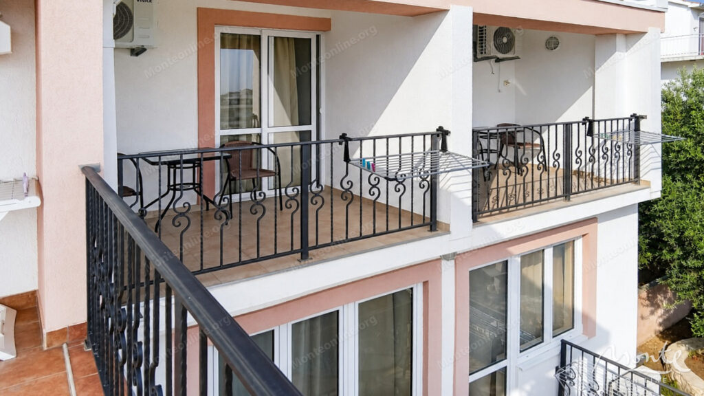 trehetazhnaya villa s bassejnom i vidom na more v dobra voda bar 30