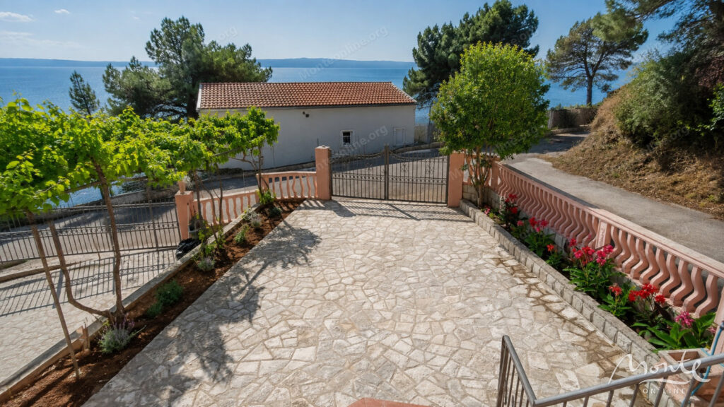 trehetazhnaya villa s bassejnom i vidom na more v dobra voda bar 32
