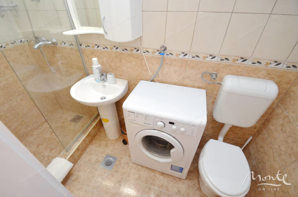 unikalnaya investiczionnaya kvartira na pervoj linii morya v starom gorode kotora 21