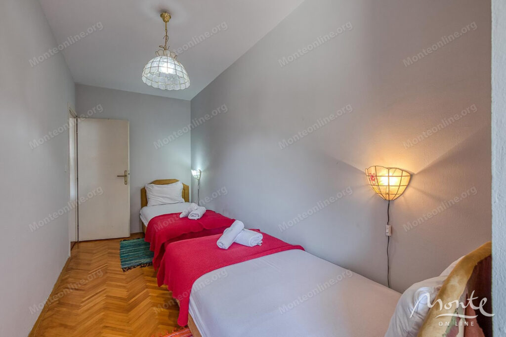 uyutnaya kvartira s 1 spalnej v 300 metrah ot morya v budve 08