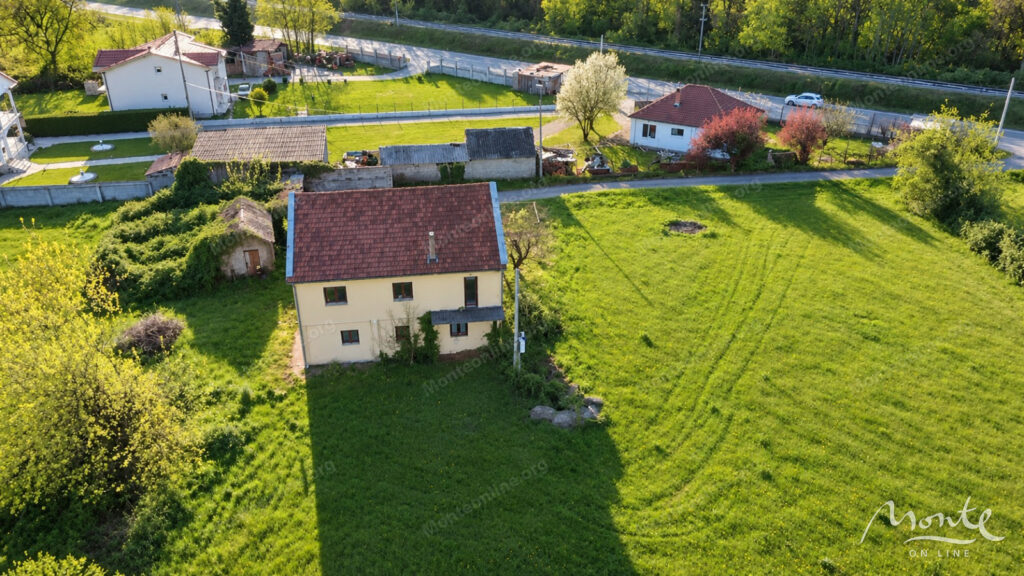 Veliko privatno imanje sa kućom i placem u blizini Podgorice 03
