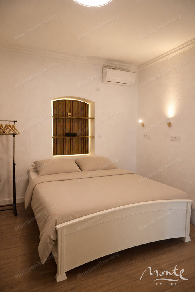 A private house in the very center of the village of Radovichi on the Lushticza 06 peninsula