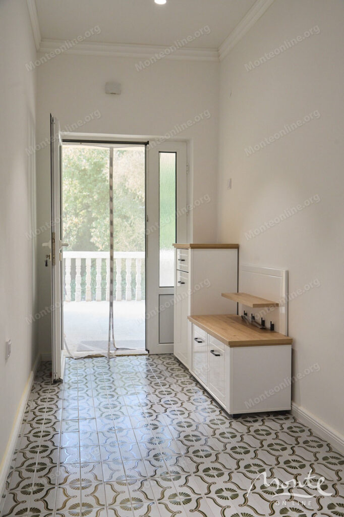 A private house in the very center of the village of Radovichi on the Lushticza 09 peninsula