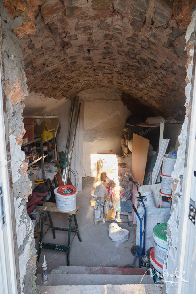 A private house in the very center of the village of Radovichi on the peninsula of Lushticza 19
