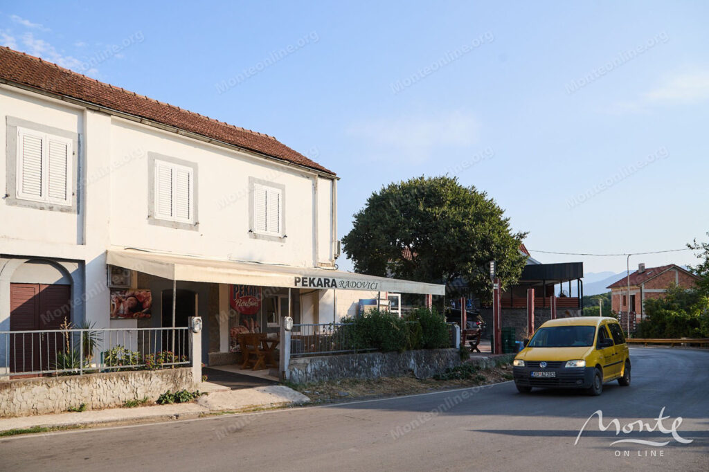 A private house in the very center of the village of Radovichi on the peninsula of Lushticza 22