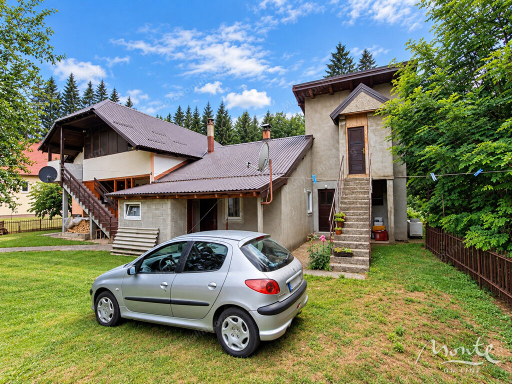 House with three separate rooms in the very center of Kolashina, next to the Bianca Resort Spa 01