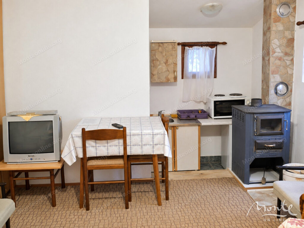 A house with three separate rooms in the very center of Kolashina, next to the Bianca Resort Spa 03