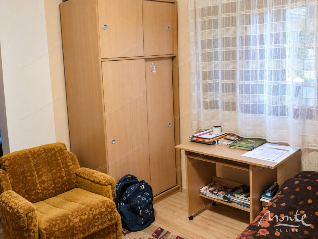 A house with three separate rooms in the very center of Kolashina, next to the Bianca Resort Spa 04