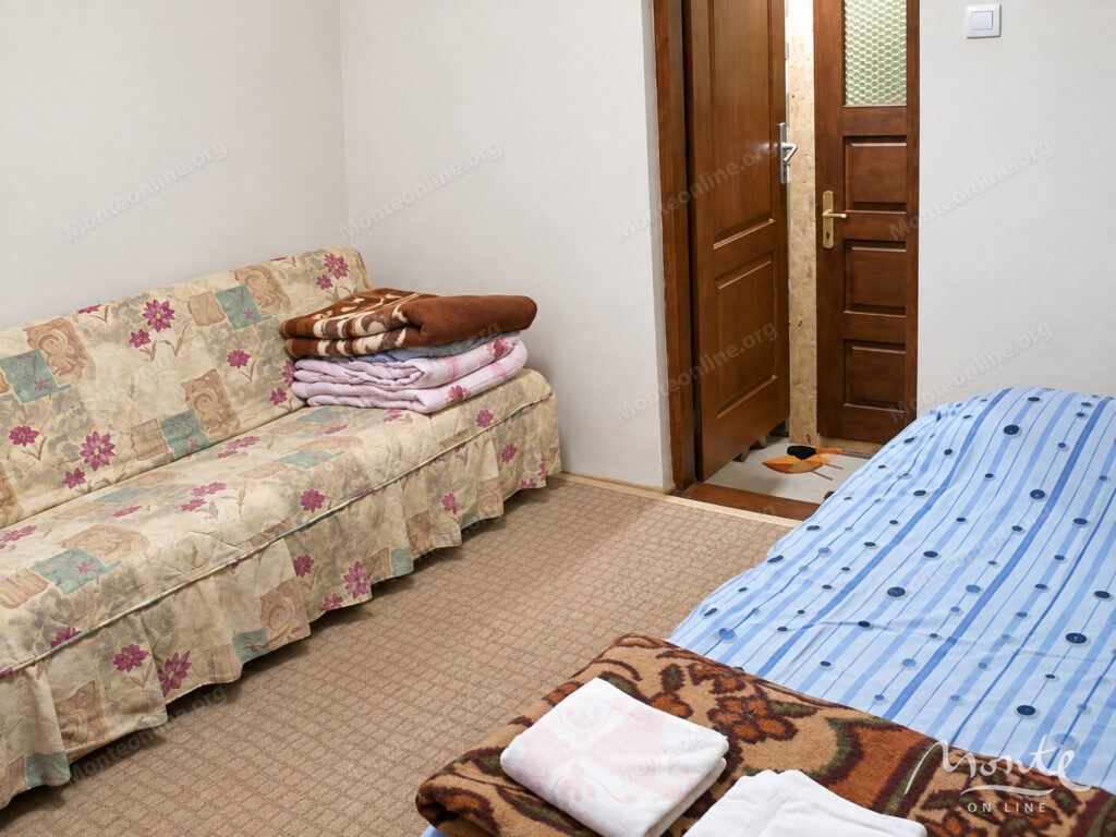 A house with three separate rooms in the very center of Kolashina, next to the Bianca Resort Spa 05