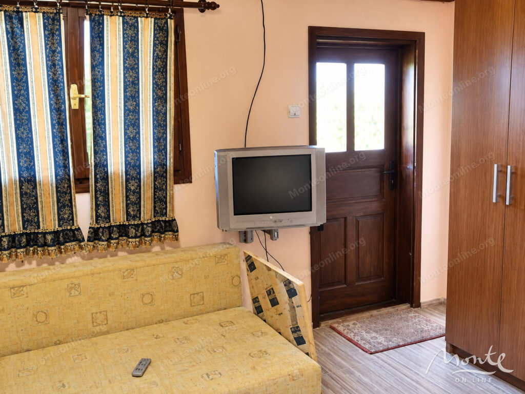 A house with three separate rooms in the very center of Kolashina, next to the Bianca Resort Spa 07