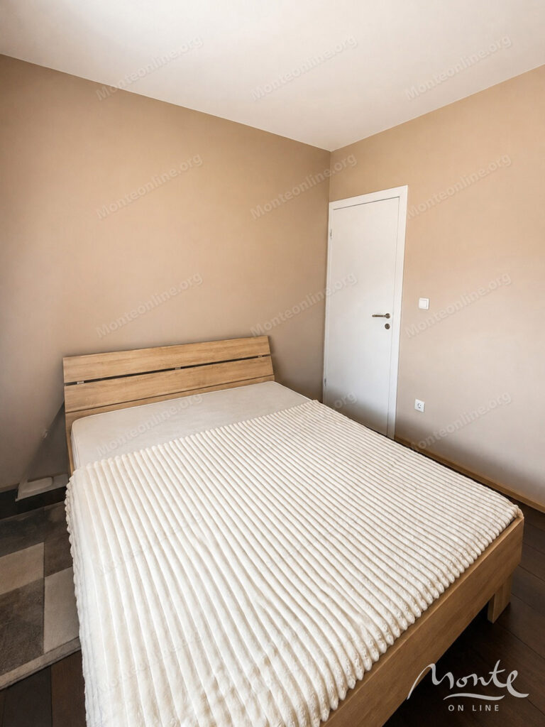 dom s bolshim uchastkom v doni kokoti podgoricza 07