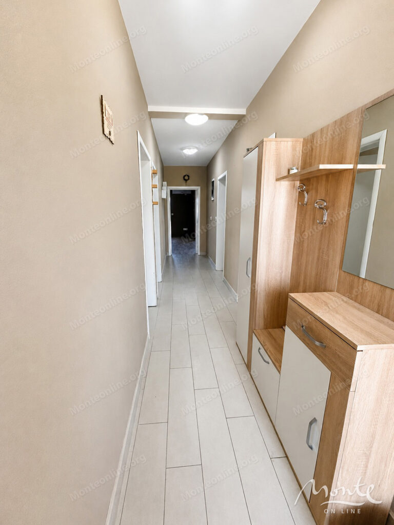 dom s bolshim uchastkom v doni kokoti podgoricza 10