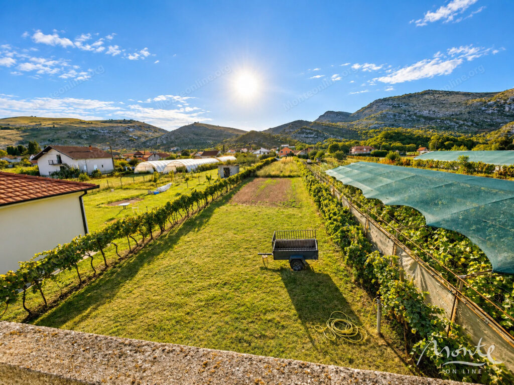 dom s bolshim uchastkom v doni kokoti podgoricza 15