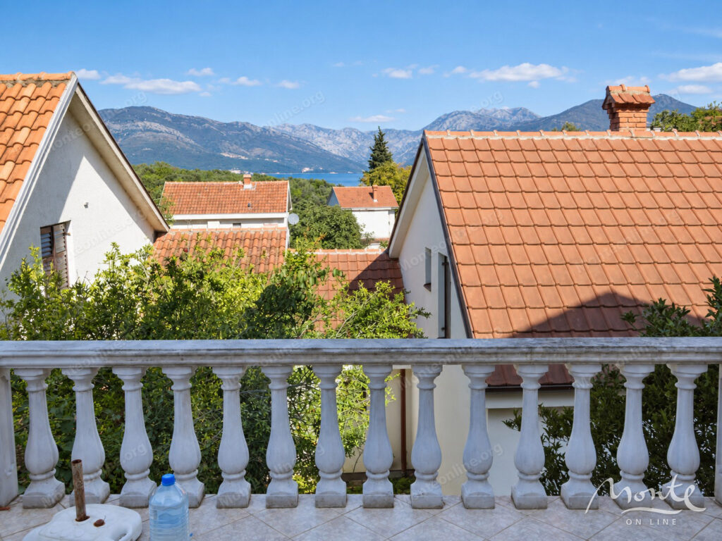 dva zhilyh doma s 14 spalnyami terrasami i parkovkoj ryadom s morem v bjelila lushticza 08