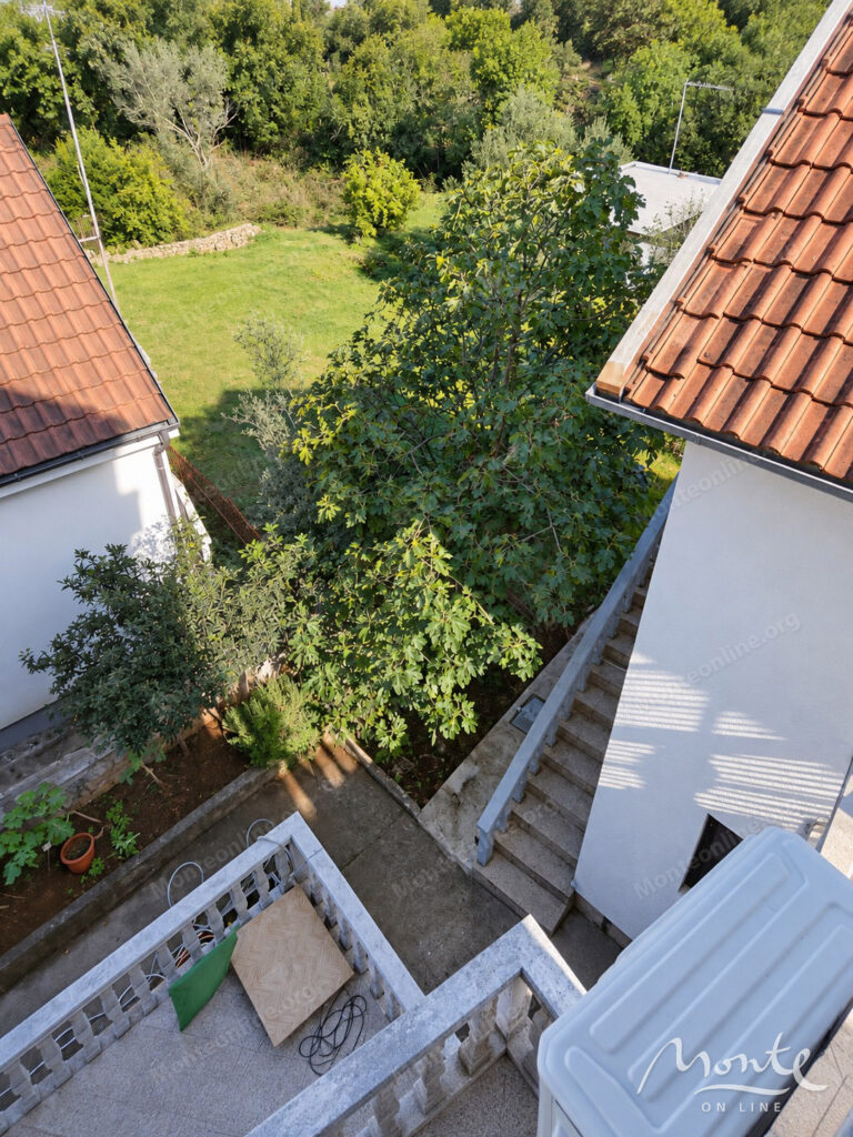 dva zhilyh doma s 14 spalnyami terrasami i parkovkoj ryadom s morem v bjelila lushticza 11