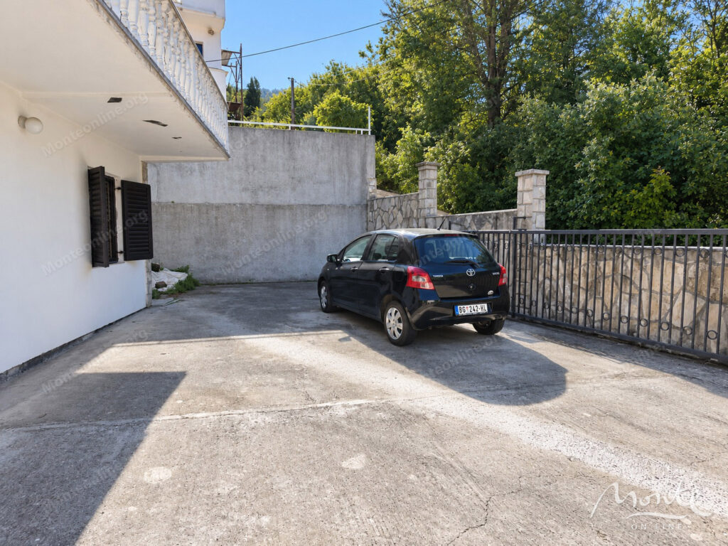 dva zhilyh doma s 14 spalnyami terrasami i parkovkoj ryadom s morem v bjelila lushticza 16