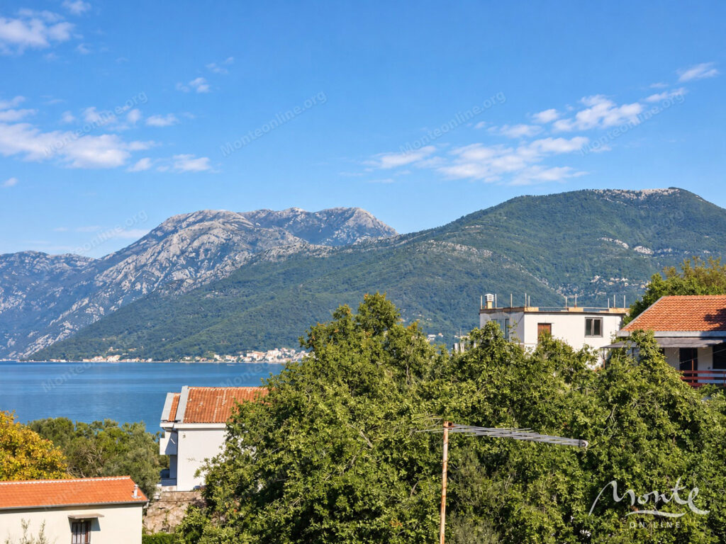 dva zhilyh doma s 14 spalnyami terrasami i parkovkoj ryadom s morem v bjelila lushticza 18