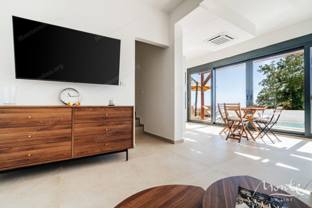 elegantnaya villa s bassejnom i panoramnym vidom na more v blizikuche budva 06