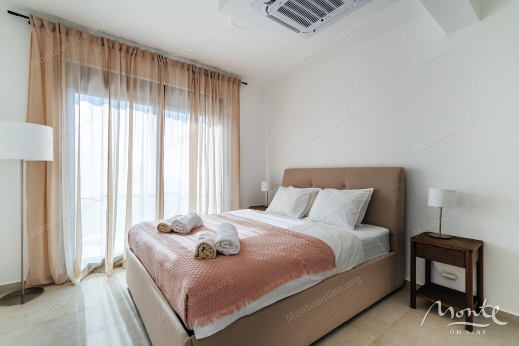 elegantnaya villa s bassejnom i panoramnym vidom na more v blizikuche budva 10