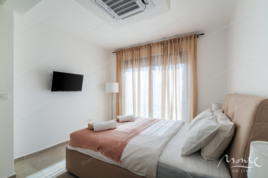 elegantnaya villa s bassejnom i panoramnym vidom na more v blizikuche budva 12