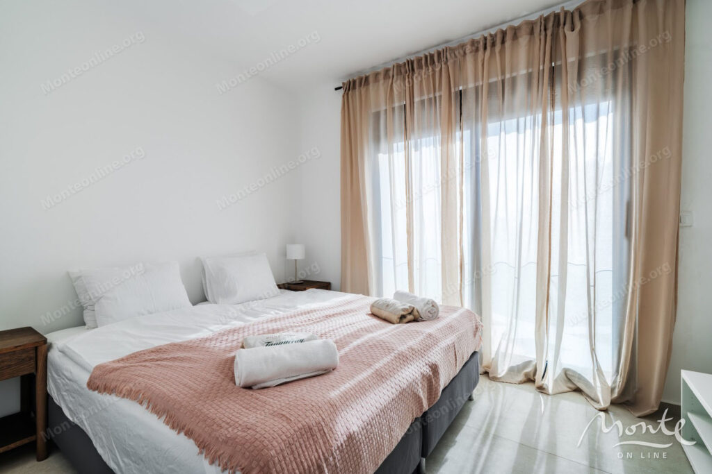 elegantnaya villa s bassejnom i panoramnym vidom na more v blizikuche budva 14