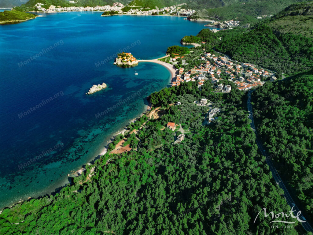 Investment plot for the construction of three villas near St. Stefan 01