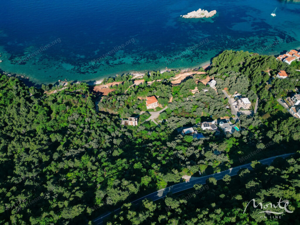 Investment plot for the construction of three villas near St. Stefan 02