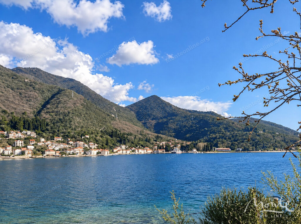 Investicijska parcela s panoramskim pogledom na zaljev u Kamenarima 01