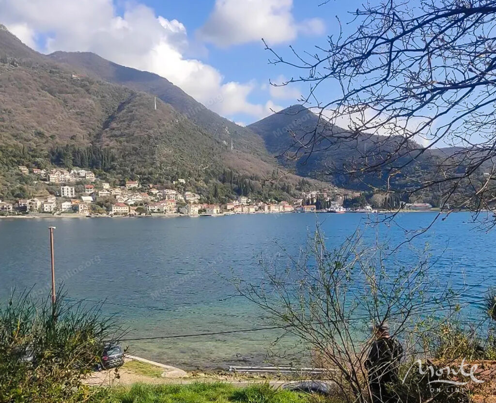 Investiciona parcela sa panoramskim pogledom na zaliv u Kamenarima 03