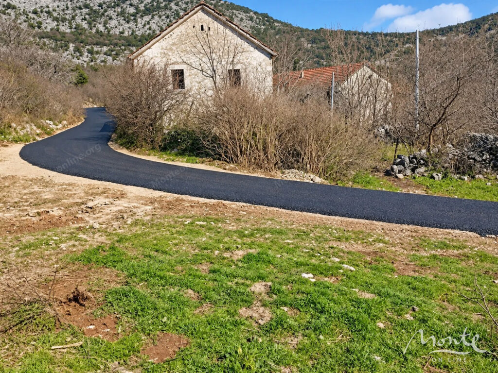Velika parcela sa visokim investicionim potencijalom u planinama Podgorice 01