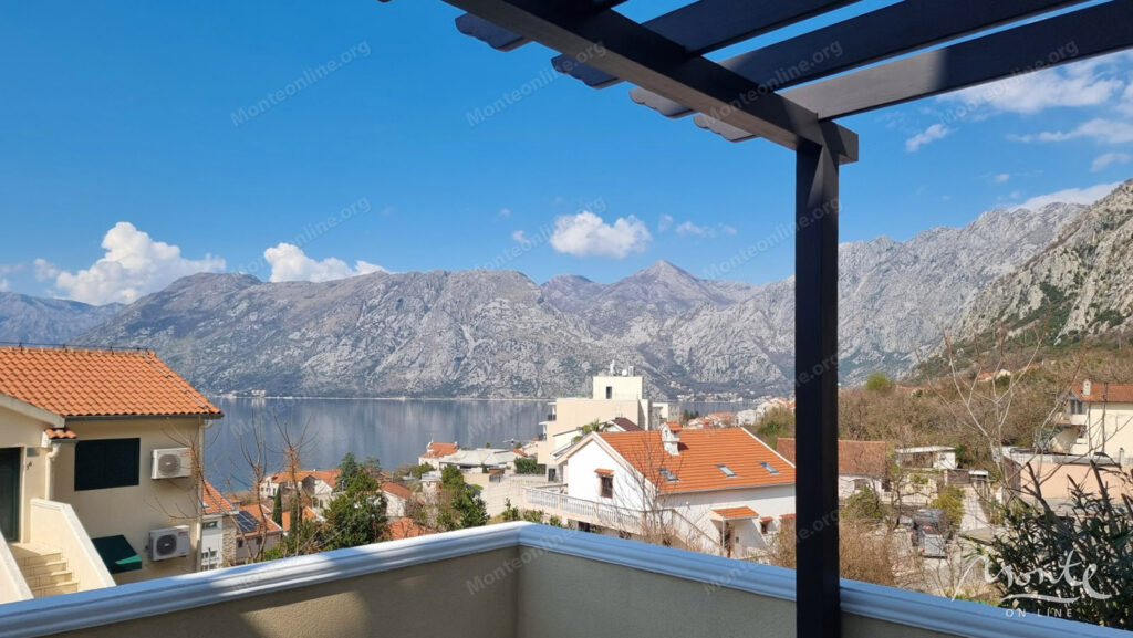 kvartira s 2 spalnyami panoramnym vidom na kotorskij zaliv i bolshoj terrasoj v dobrote 01