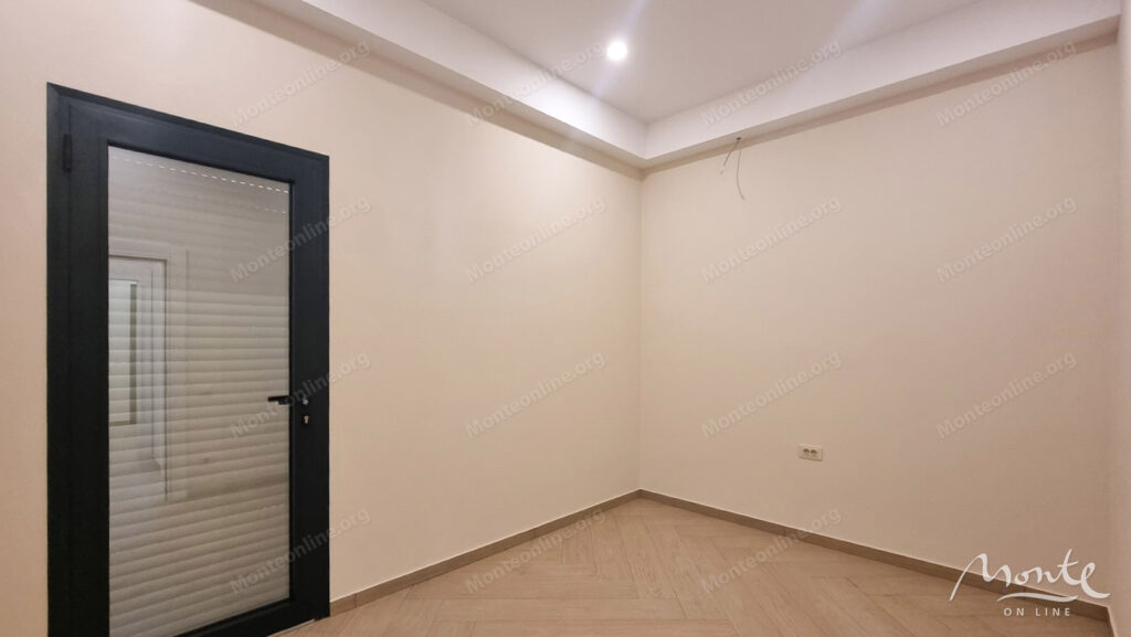 kvartira s 2 spalnyami panoramnym vidom na kotorskij zaliv i bolshoj terrasoj v dobrote 05