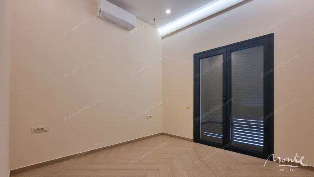 kvartira s 2 spalnyami panoramnym vidom na kotorskij zaliv i bolshoj terrasoj v dobrote 06