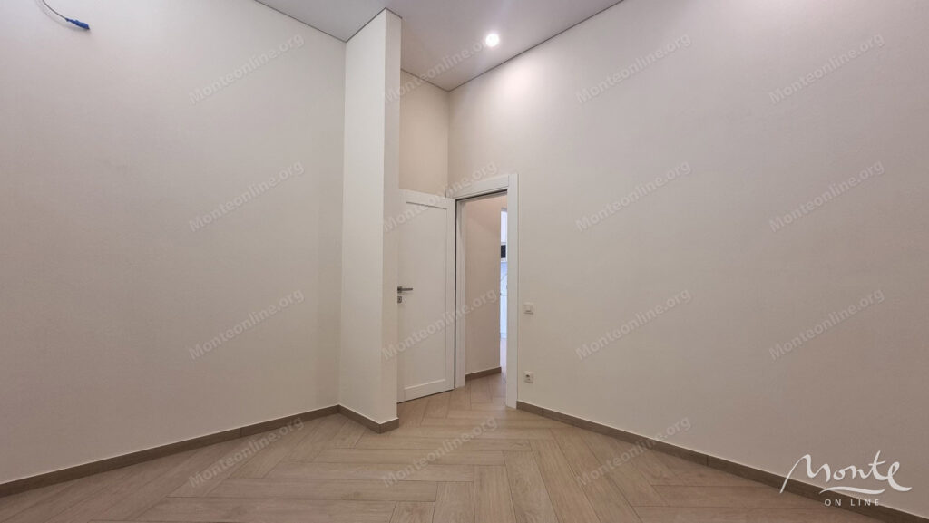 kvartira s 2 spalnyami panoramnym vidom na kotorskij zaliv i bolshoj terrasoj v dobrote 08