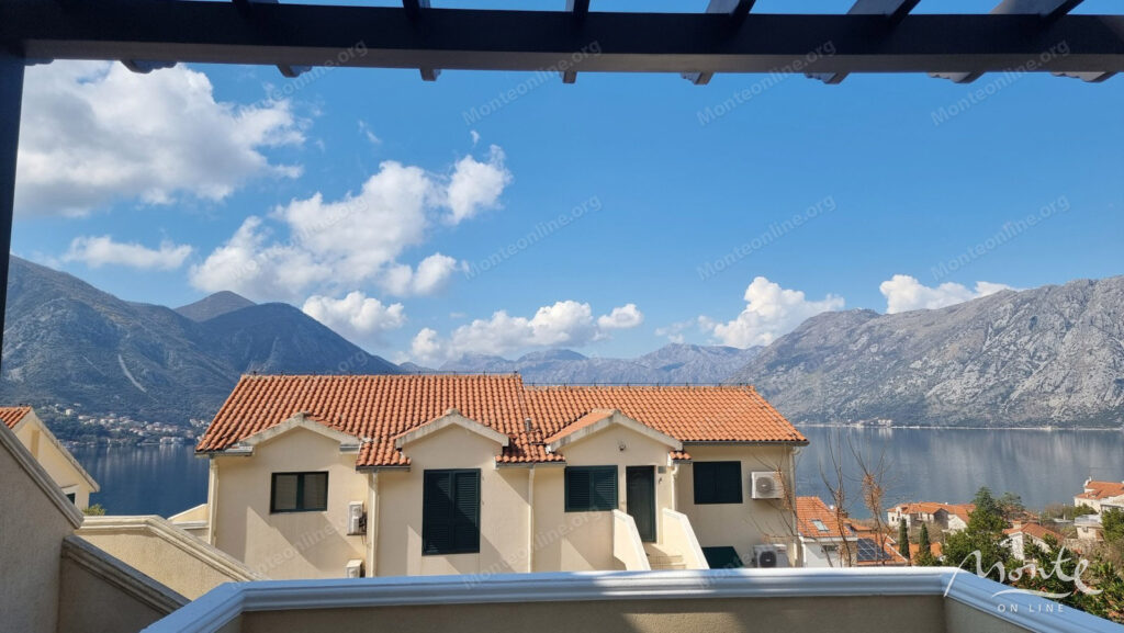 kvartira s 2 spalnyami panoramnym vidom na kotorskij zaliv i bolshoj terrasoj v dobrote 10