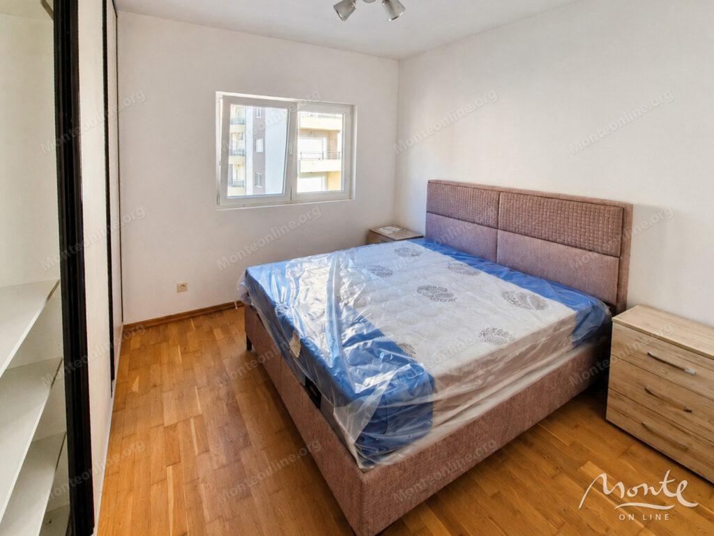 novaya roskoshnaya kvartira s 2 spalnyami i panoramnym vidom na budvu 10