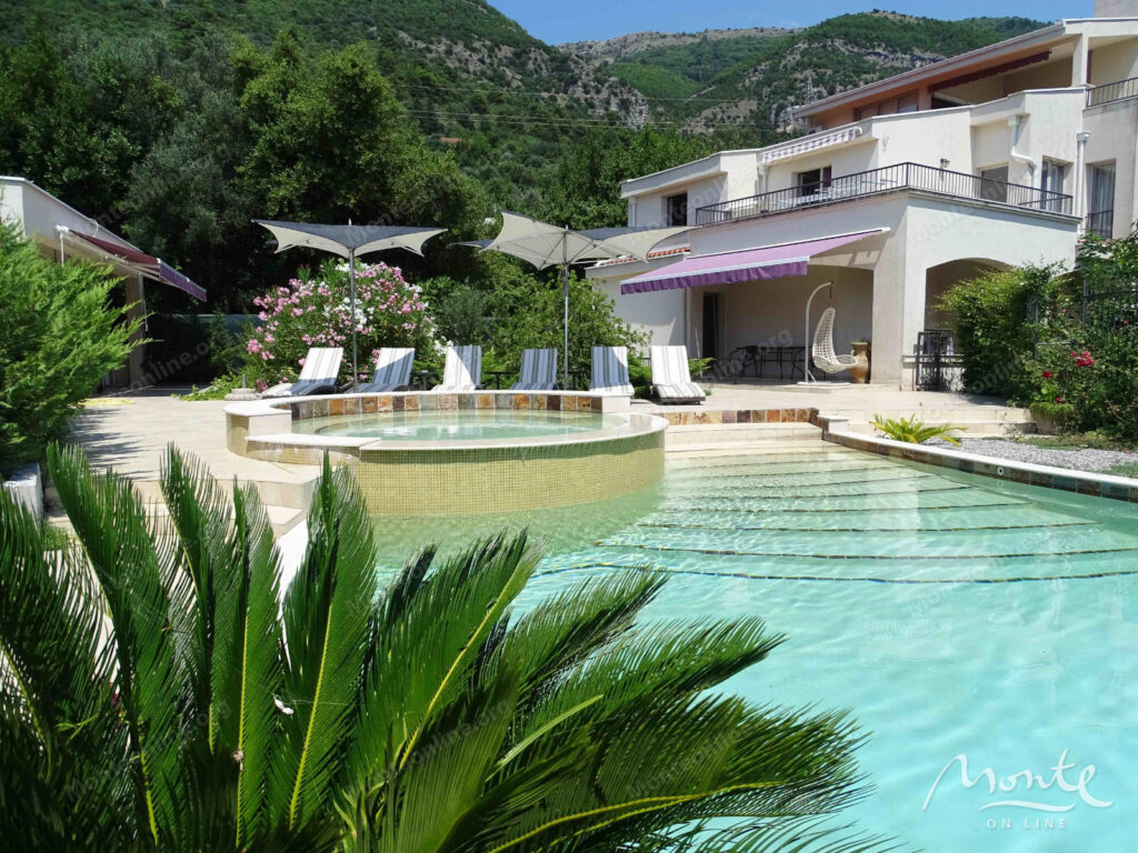 prostornaya villa s 3 zhilymi zonami bassejnom garazhom i vidom na more tivat 01