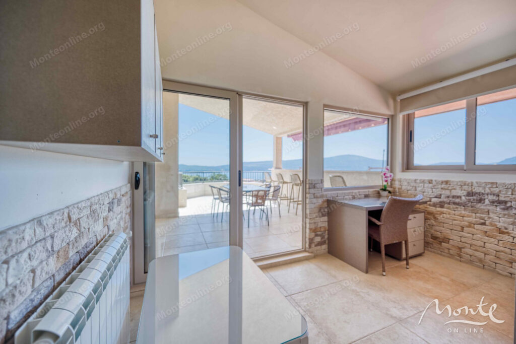 prostornaya villa s 3 zhilymi zonami bassejnom garazhom i vidom na more tivat 09