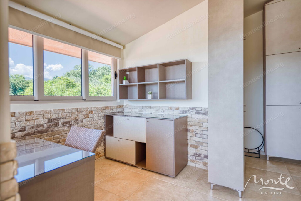 prostornaya villa s 3 zhilymi zonami bassejnom garazhom i vidom na more tivat 10