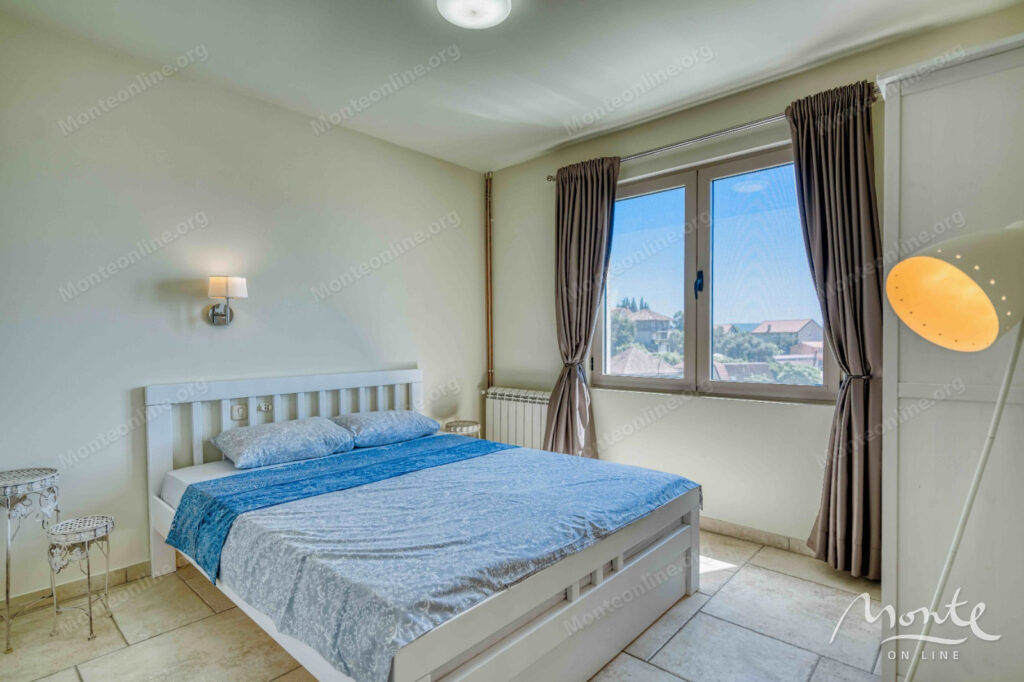 prostornaya villa s 3 zhilymi zonami bassejnom garazhom i vidom na more tivat 11